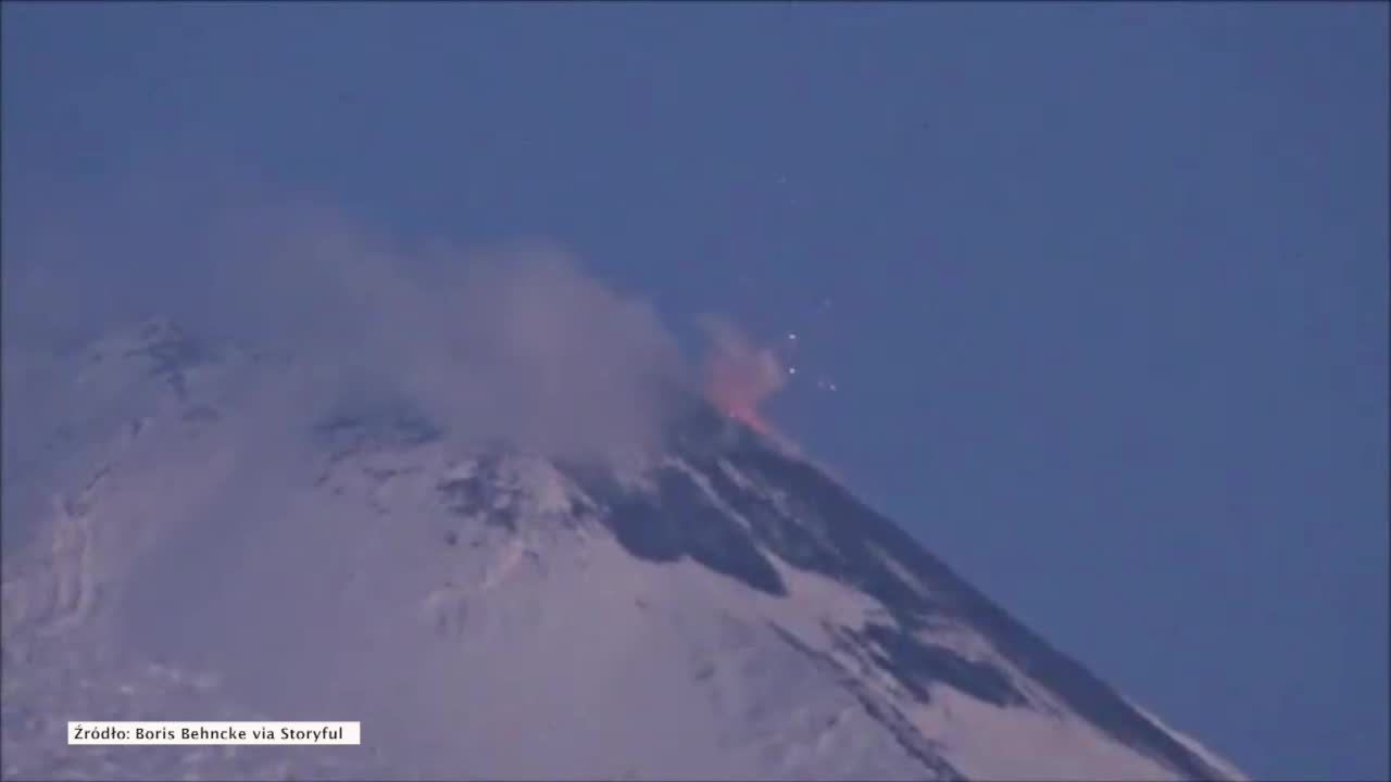 Wulkan Etna zaczął wyrzucać lawę. Erupcja nie stanowi zagrożenia