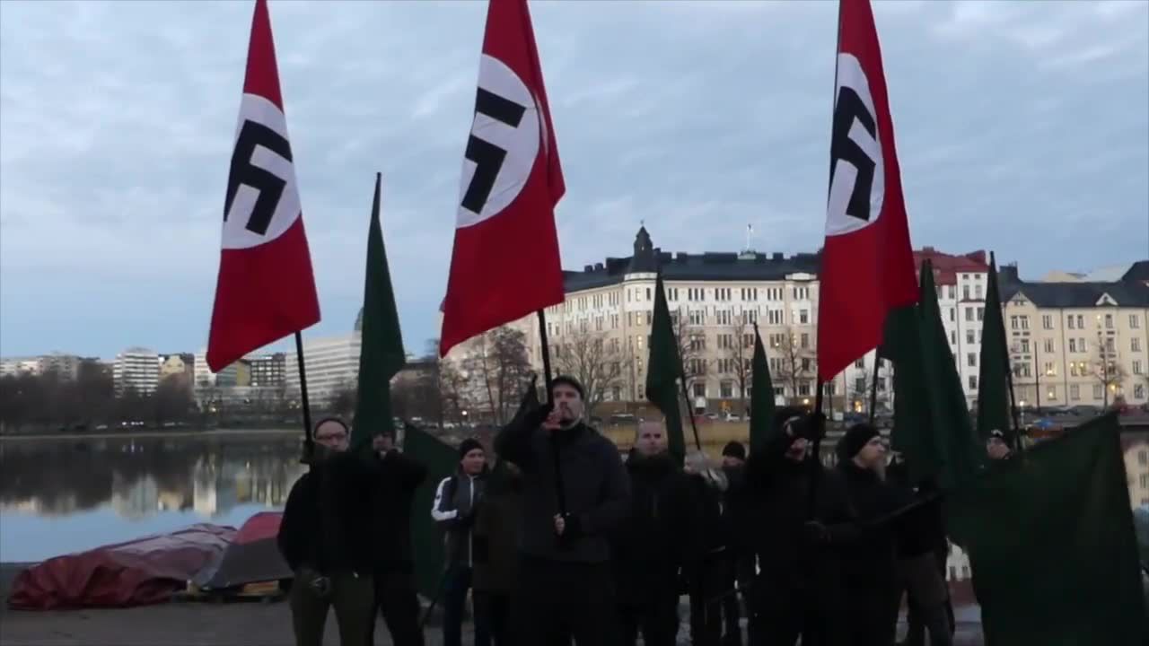 Marsz neonazistów w Helsinkach. Policjanci skonfiskowali flagi ze swastykami podczas pochodu