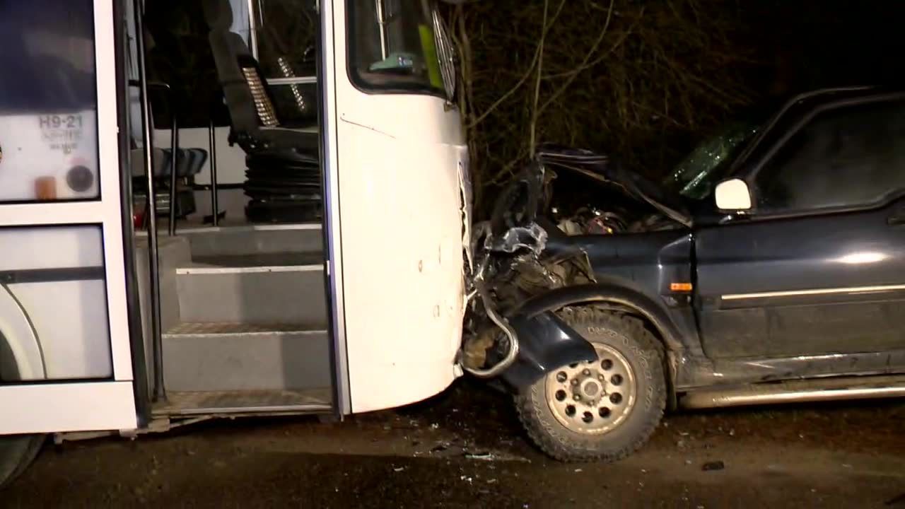 Zderzenie gimbusa z osobówką. Siedmioro dzieci trafiło do szpitala