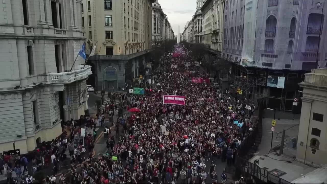 Buenos Aires: Protesty przeciwko uniewinnieniu dwóch sprawców gwałtu na nastolatce. Dziewczyna zmarła