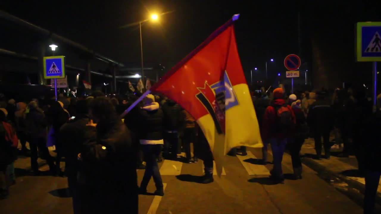 Nie ustają protesty przeciwko “ustawie niewolniczej” w Budapeszcie. Tysiące osób przed siedzibą rządowej telewizji