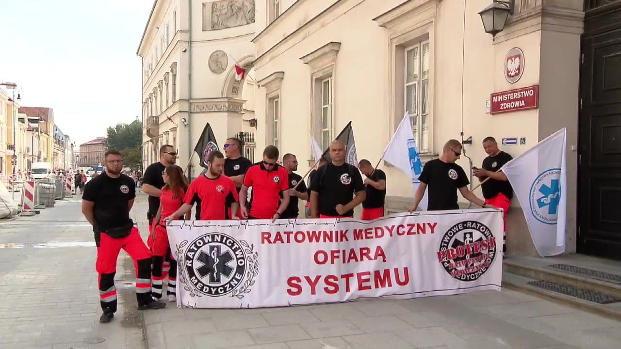 Ratownicy medyczni protestowali, żądając podwyżek