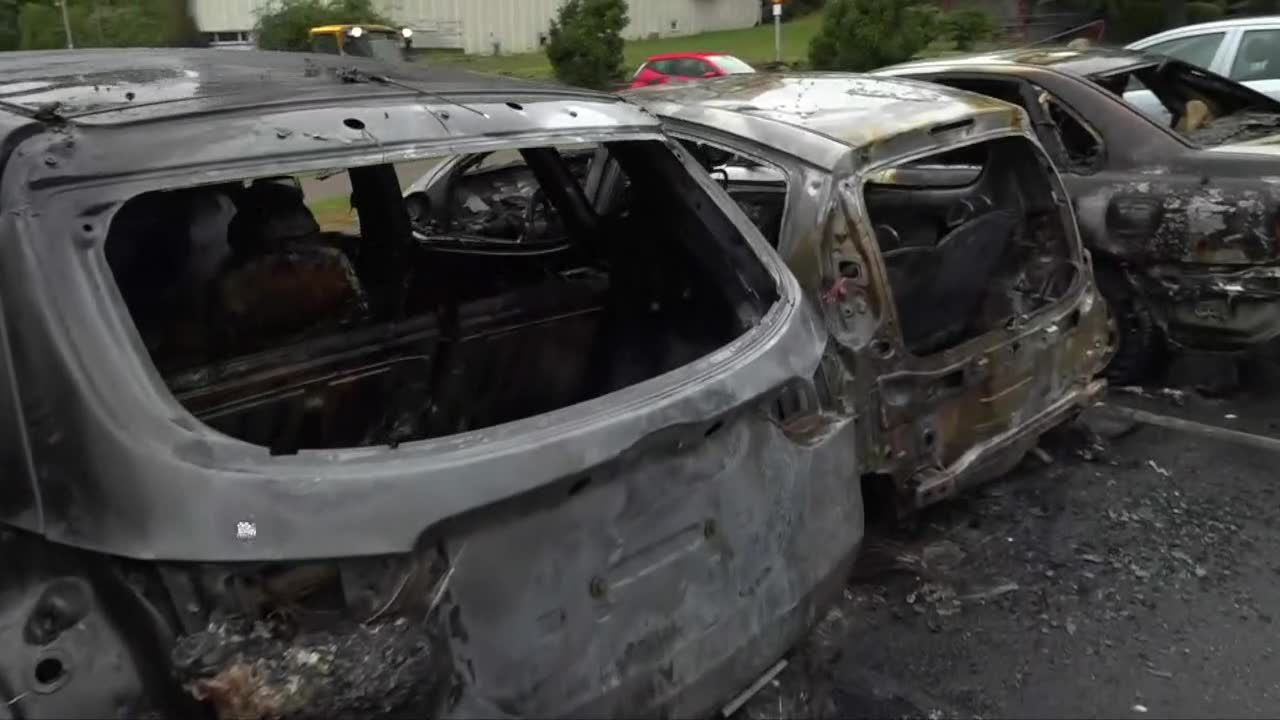 Ponad 100 samochodów spłonęło w nocy w Szwecji. Zorganizowana seria podpaleń zamaskowanej młodzieży