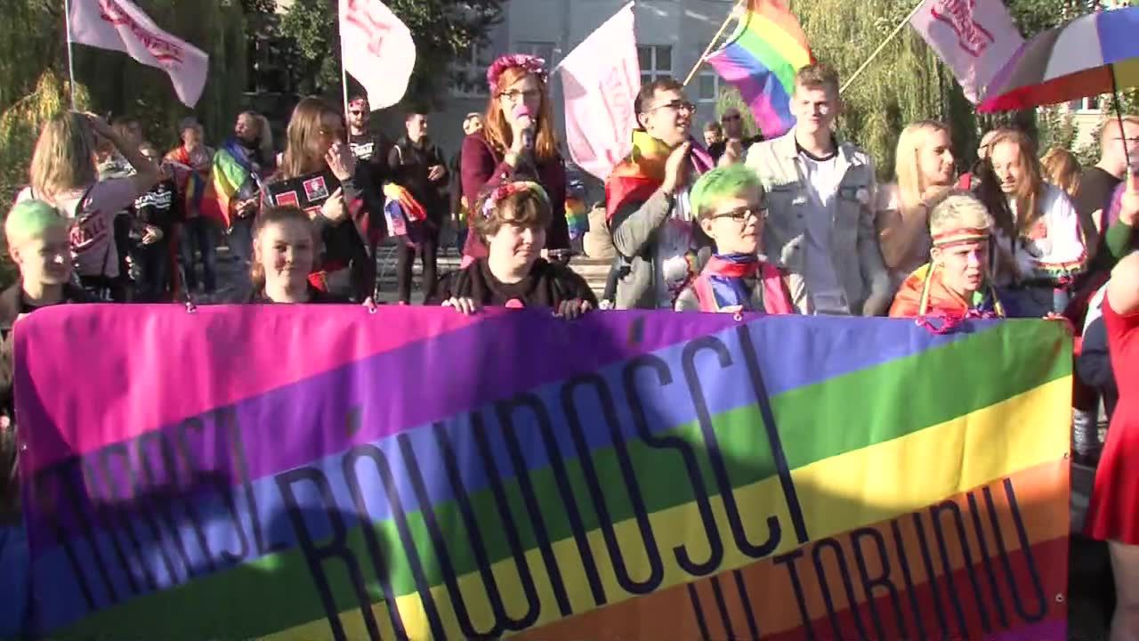 Marsz Równości w Toruniu. Demonstracja pod hasłem “bądźmy widoczni, bądźmy widoczne”