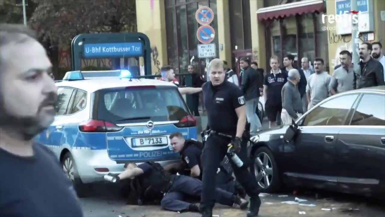 Brutalna interwencja berlińskiej policji. Funkcjonariusze pryskali gazem pieprzowym i wykręcali ręce podejrzanemu