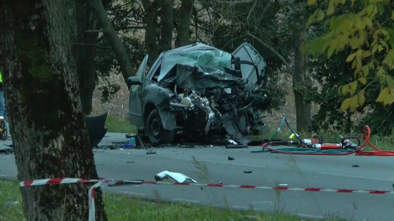 Trzy osoby zginęły w czołowym zderzeniu pod Mrągowem. Jeden z kierowców niebezpiecznie wyprzedzał