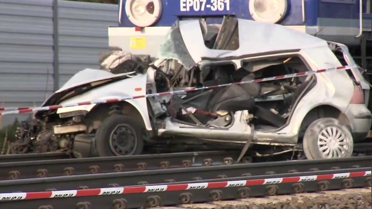 Wjechała na tory w Kotuniu, pociąg roztrzaskał auto. Zginęła 82-latka