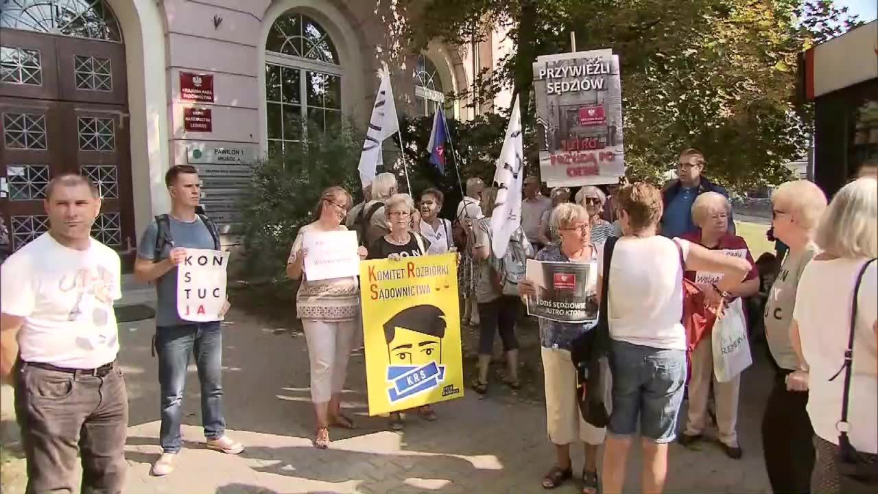 Manifestacja poparcia dla sędziów przed siedzibą KRS. Wezwani na przesłuchania powitani brawami