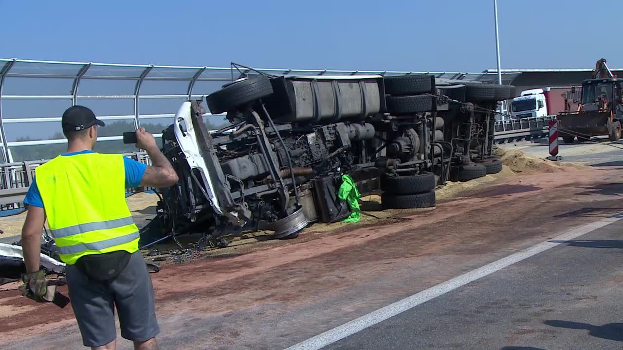 Zboże zasypało obwodnicę Wrocławia. Autostrada A8 zablokowana po wypadku ciężarówki