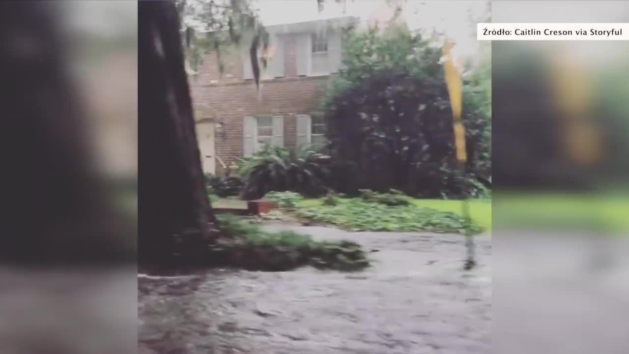 Zalane ulice Savannah w stanie Georgia. Wysoki poziom wód uniemożliwił kierowcom wydostanie się ze swoich aut