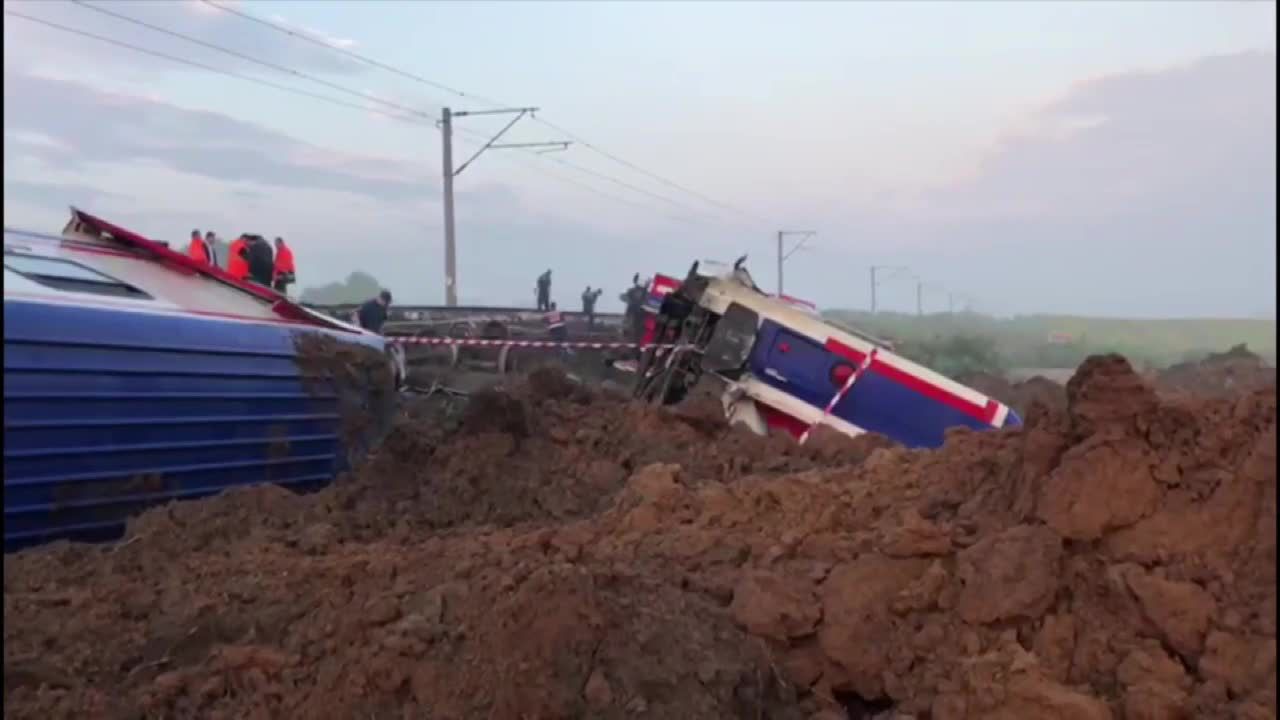 Ulewne deszcze i osunięcie się nasypu przyczyną katastrofy kolejowej w Turcji. Trwa akcja ratownicza