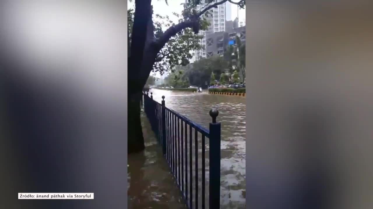 Ulice Bombaju pod wodą. Indyjska metropolia zmaga się z powodzią