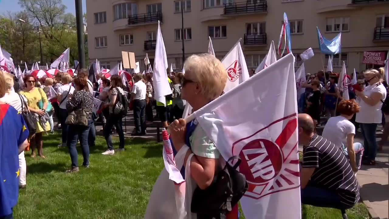 Nauczyciele domagają się podwyżek i odwołania minister edukacji