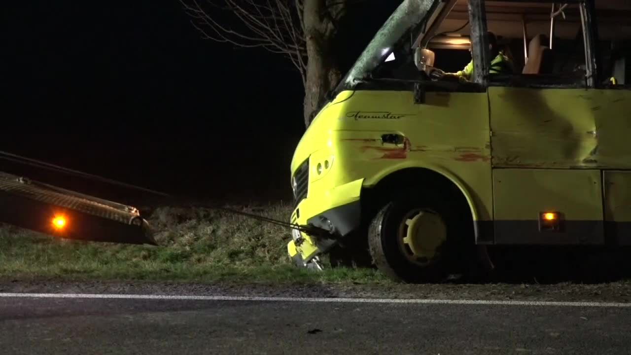 Zderzenie autobusu szkolnego z ciężarówką. Nie żyją dwie osoby, 17 rannych