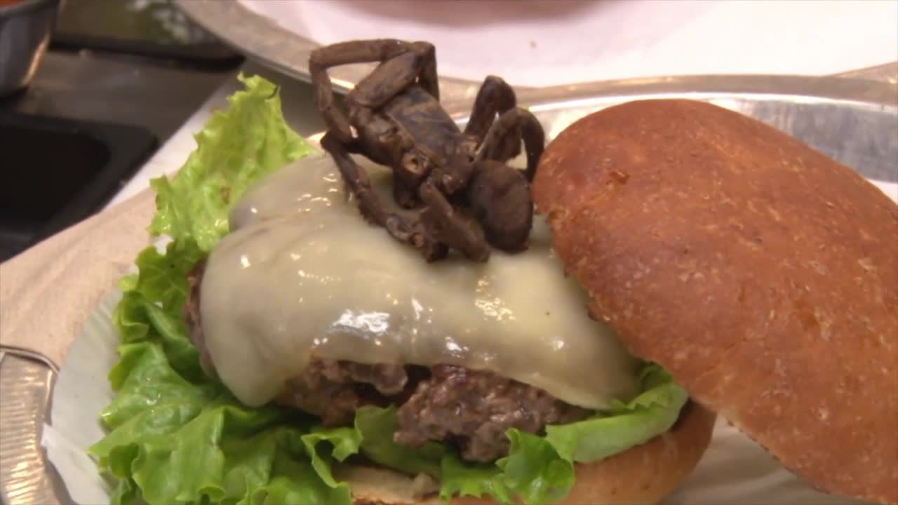 Szukasz kulinarnych wrażeń? W restauracji w Durham serwują… burgera z tarantulą