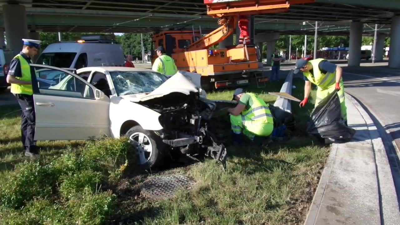 Osobówka ścięła słup w Warszawie. W środku 10 osób, w tym dwie w bagażniku