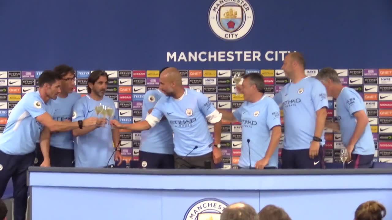 Pep Guardiola świętował ze swoim sztabem szkoleniowym mistrzostwo Anglii [VIDEO]