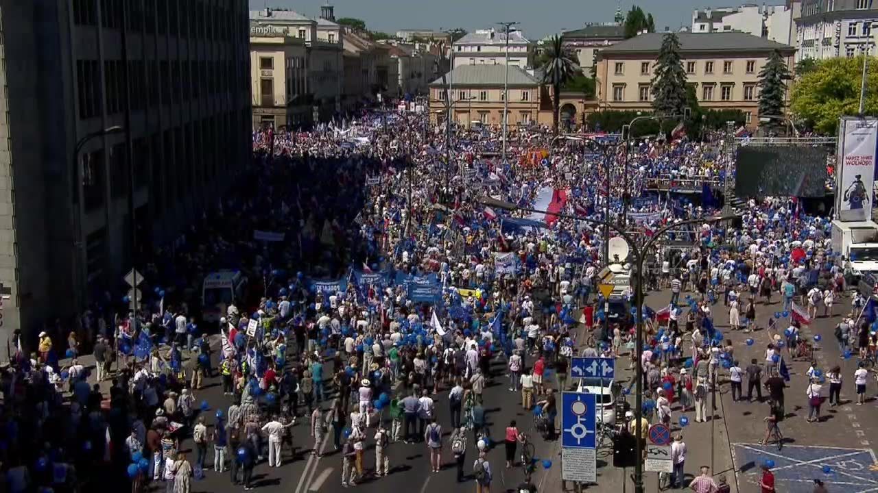 “Dzisiaj politycy PiS patrzą na nas przerażeni”. Marsz Wolności w Warszawie