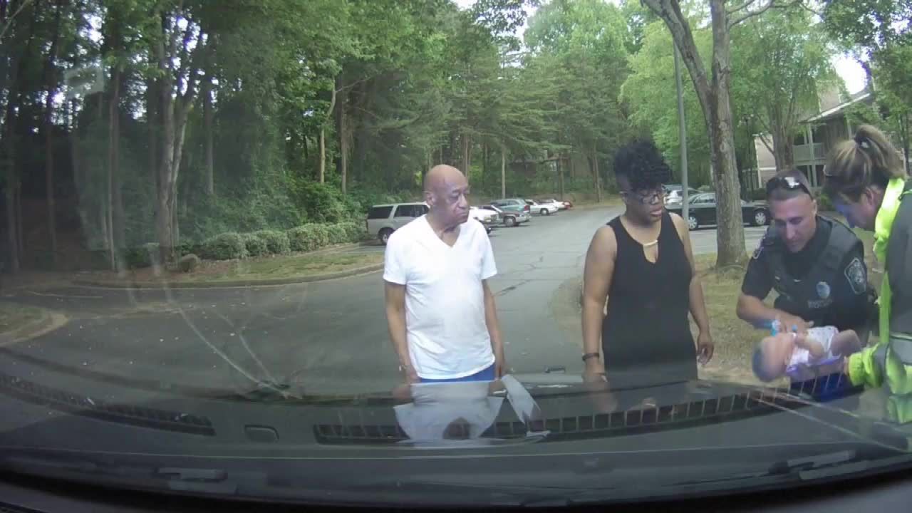 Policjant uratował dwumiesięczne niemowlę. Podjął reanimację, gdy przestało oddychać