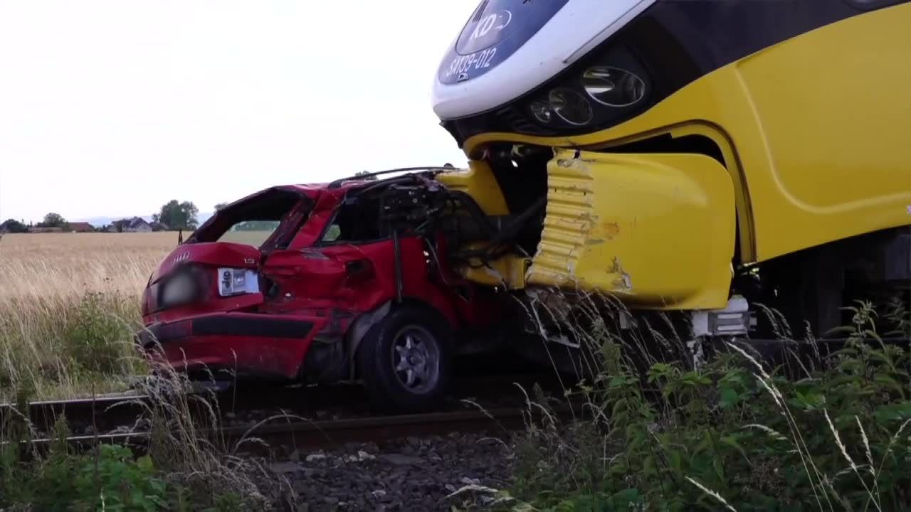 Szynobus zmiażdżył osobówkę na przejeździe kolejowym na Dolnym Śląsku. Zginął kierowca samochodu