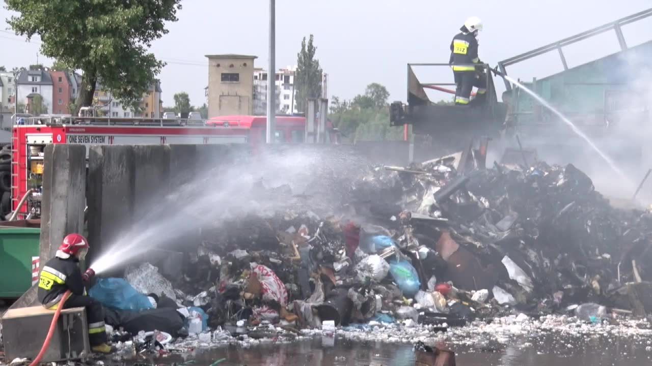 Pożar składowiska w Krotoszynie. Ponad 40 ton odpadów w ogniu