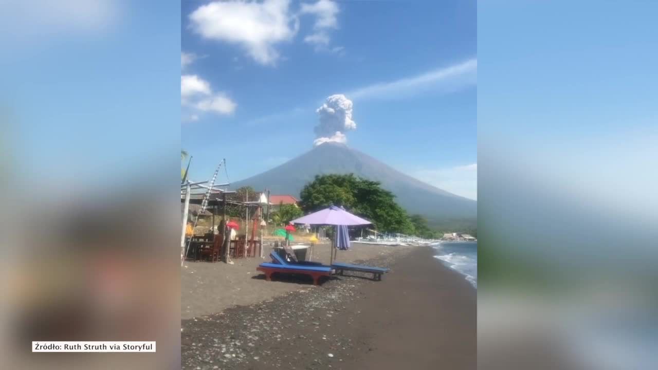 Erupcja wulkanu na Bali. Wielka chmura pyłu nad malowniczą wyspą