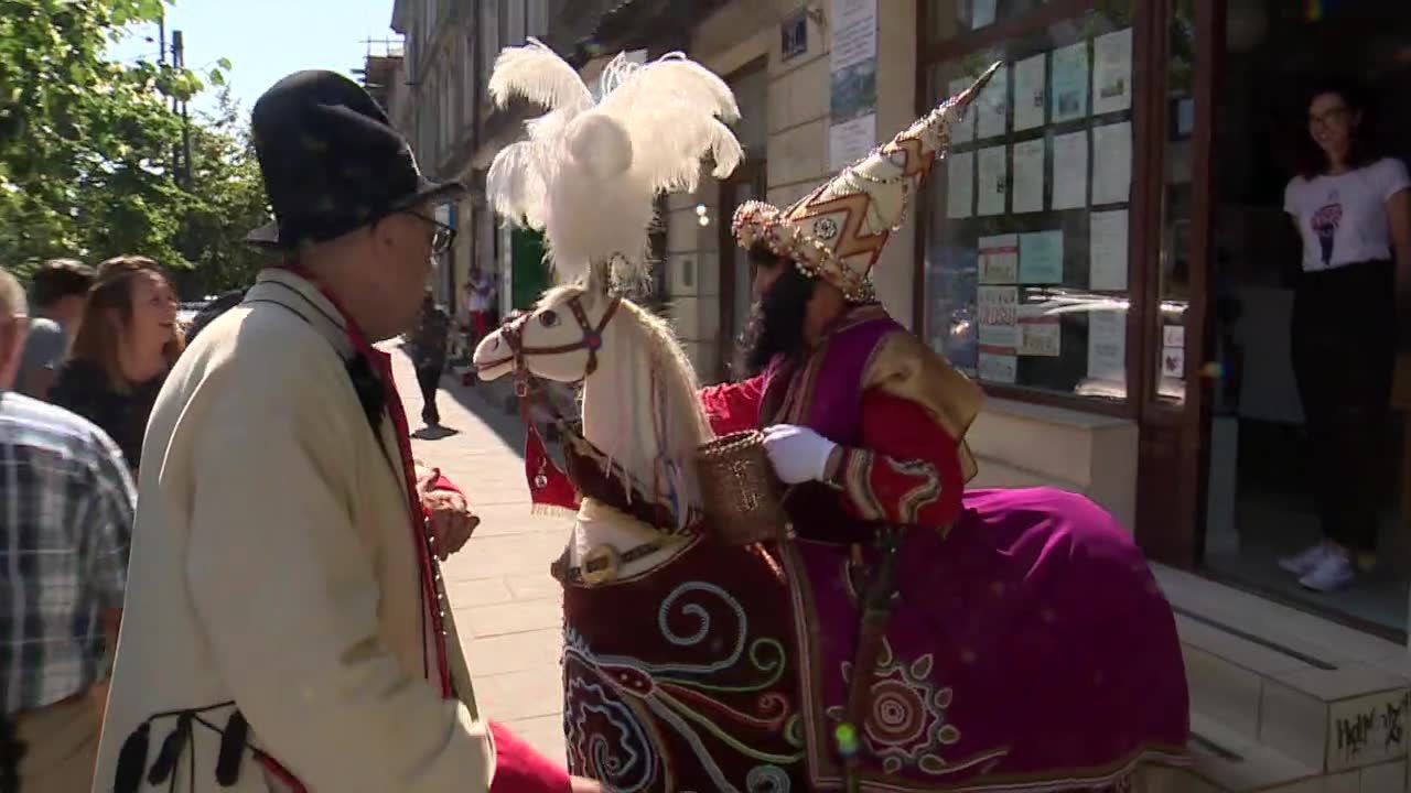 “Przynosi szczęście na cały rok”. Lajkonik przeszedł ulicami Krakowa