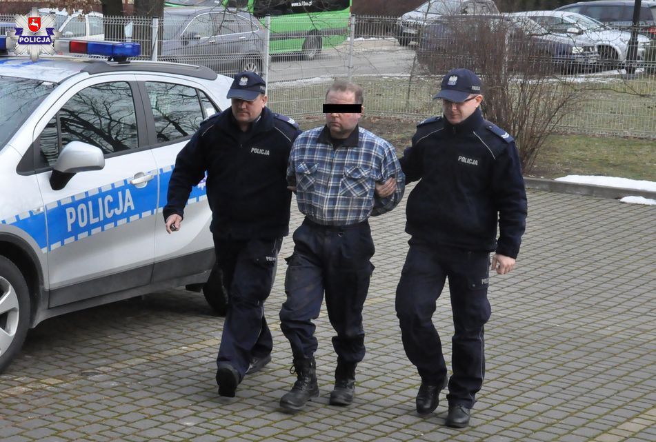 Z bronią i nożem na policjantów.