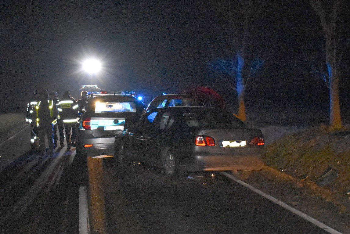 PIJANY 52-LATEK WJECHAŁ W RADIOWÓZ ZABEZPIECZAJĄCY MIEJSCE WYPADKU. RANNY POLICJANT PRZEBYWA W SZPITALU