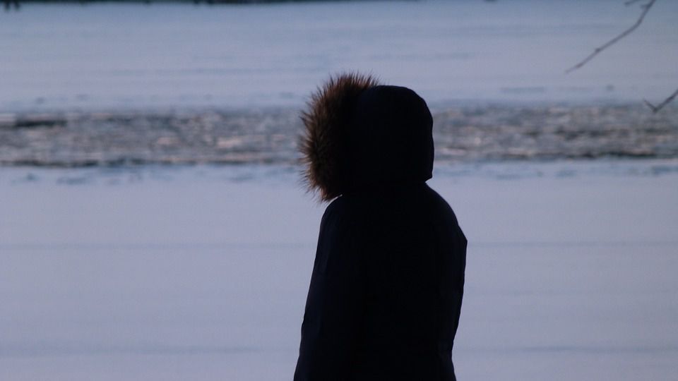 Spacery szczecinian po zamarzniętym jeziorze. WOPR ostrzega i apeluje o ostrożność