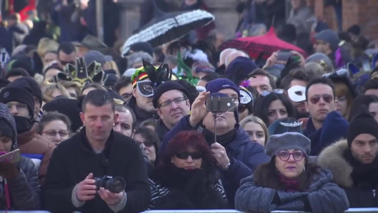 “Anioł” objawił się na placu św. Marka w Wenecji i rozpoczął karnawał