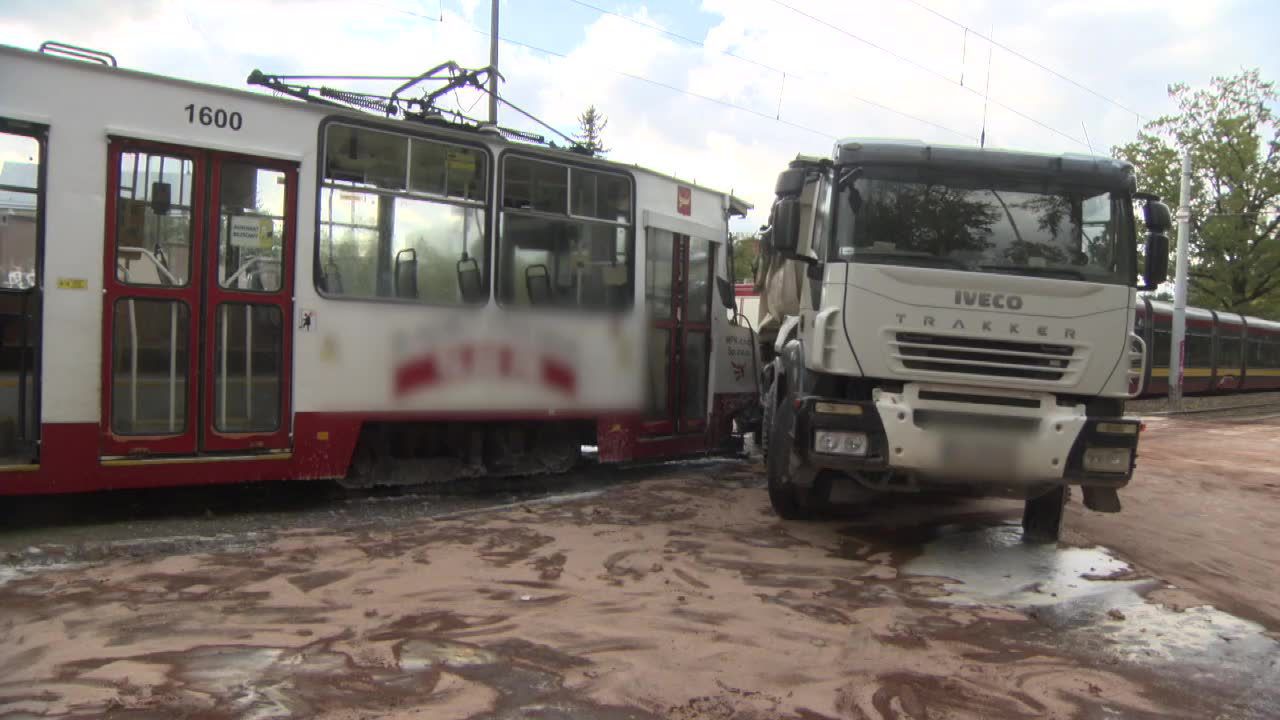 Tramwaj wbił się w ciężarówkę, 10 osób poszkodowanych. Groźny wypadek w Łodzi