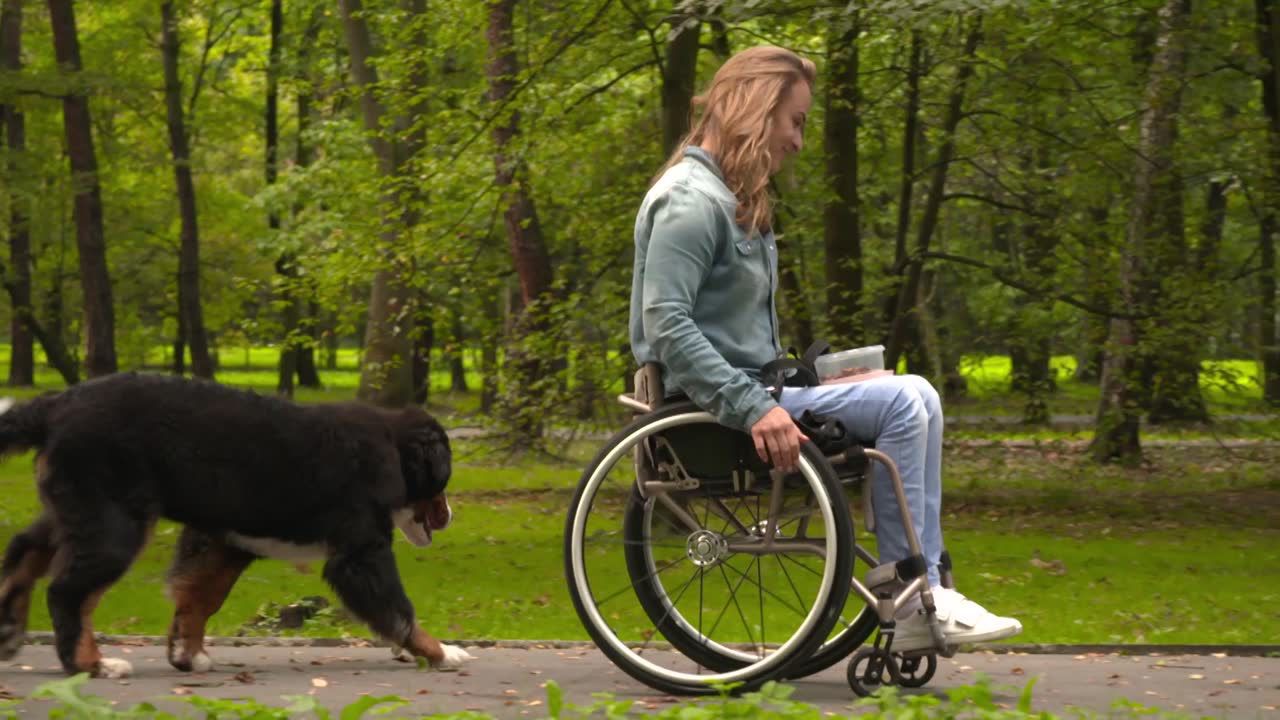 Trafiła na wózek po tym, jak spadł na nią samobójca. Teraz chce walczyć o tytuł Miss Świata