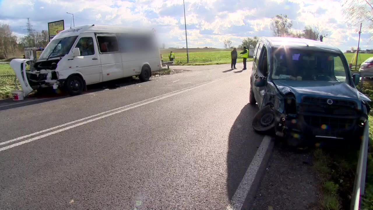 Co najmniej 16 rannych po zderzeniu busa z samochodem osobowym