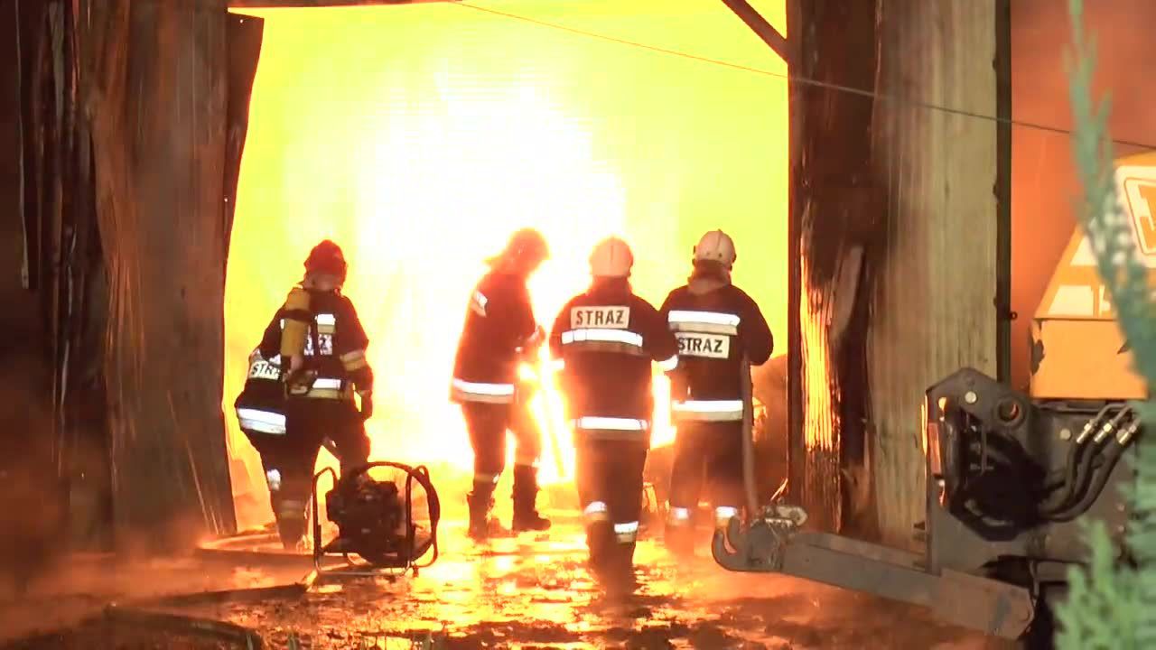 Pożar warsztatu po wybuchu butli z gazem. Strażacy walczyli z ogniem przez 2 godziny