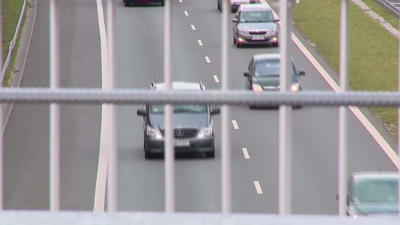 Tylko do 2035 roku będzie można kupić w UE samochód napędzany benzyną lub dieslem. Polski resort sprawiedliwości zapowiada sprzeciw