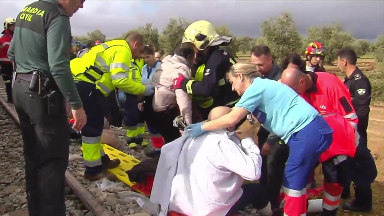 Ponad 30 osób rannych po wykolejeniu pociągu w Sewilli