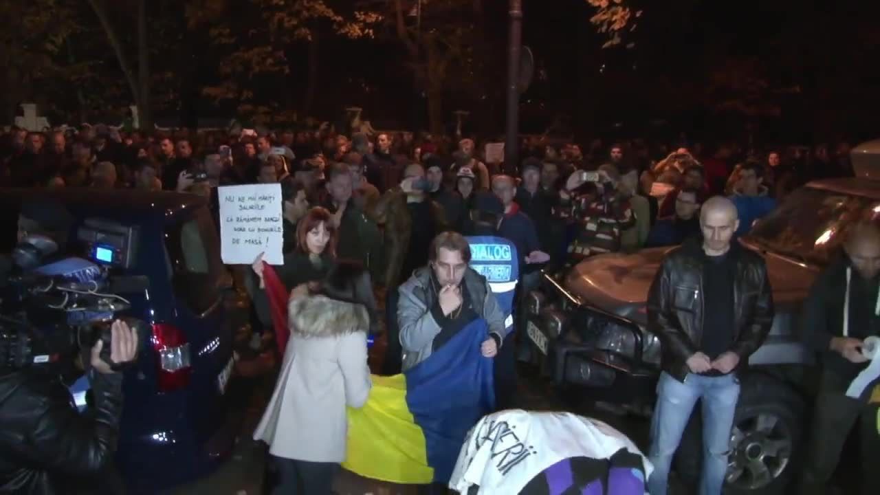 Papierem toaletowym obrzucili siedzibę rządzącej partii. Protesty w Rumunii przeciwko reformie fiskalnej