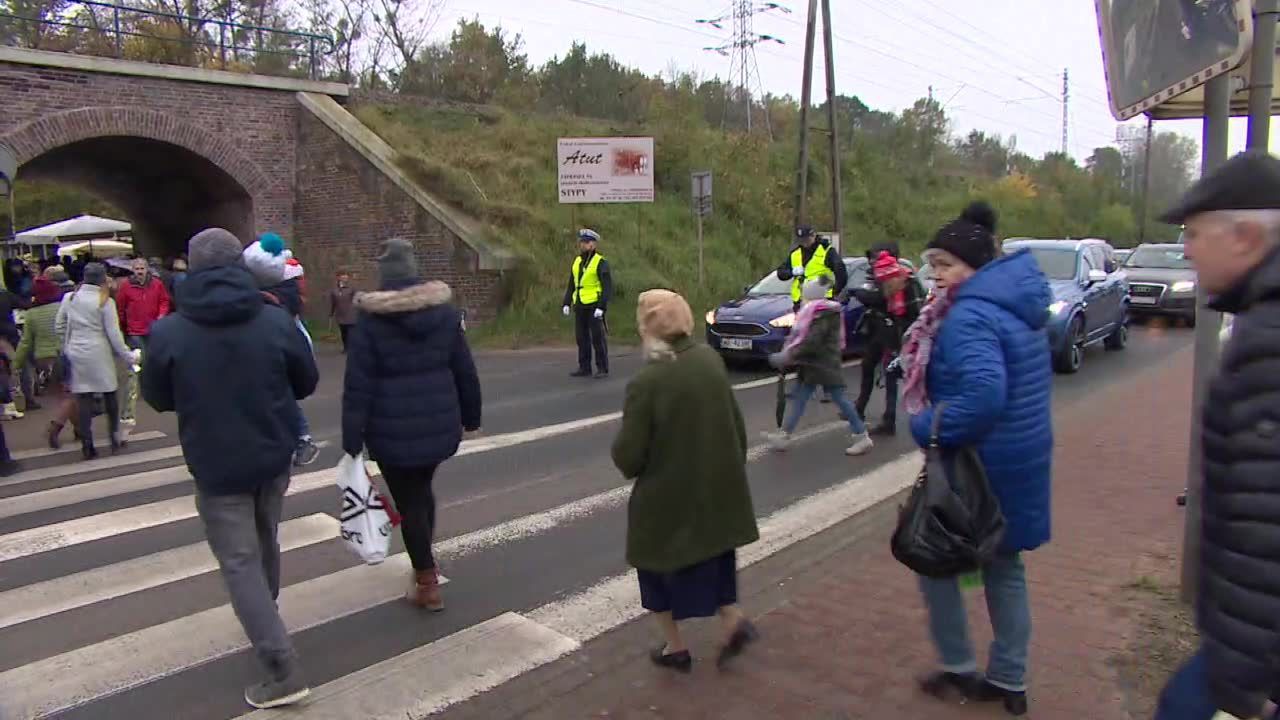 Z cmentarza na porodówkę. Policjanci eskortowali rodzącą kobietę