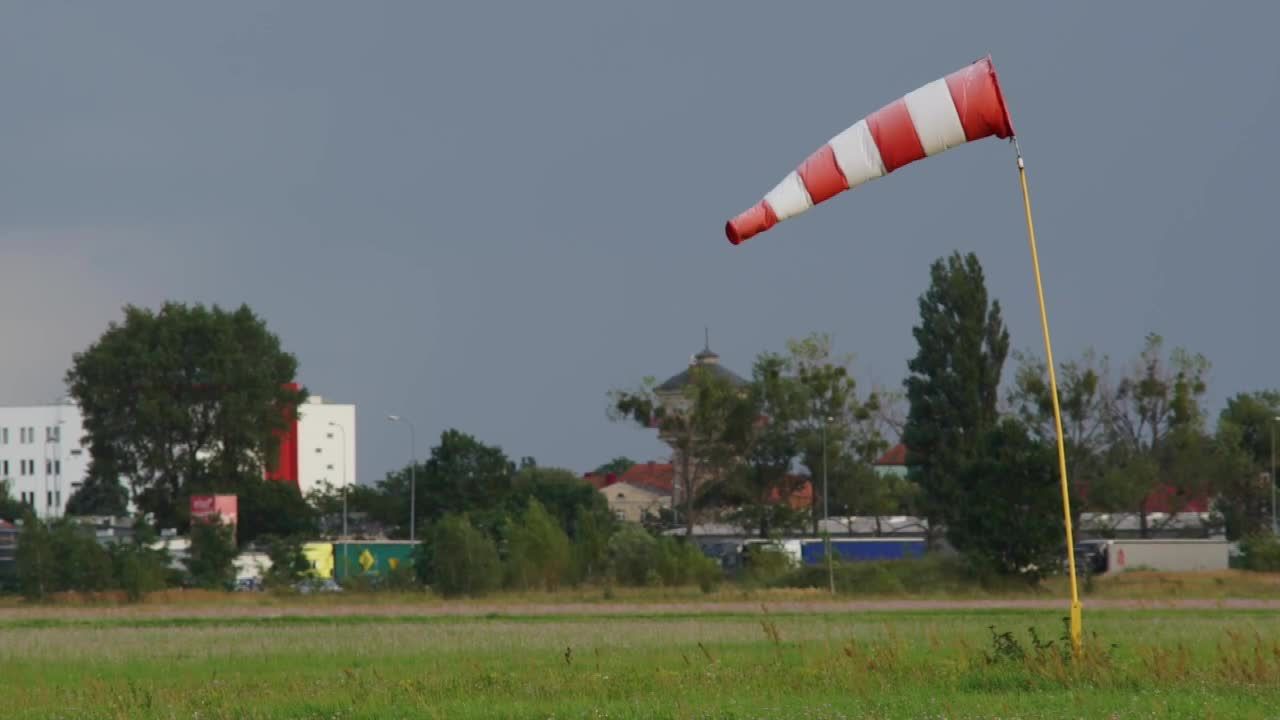 Spadochroniarz spadł z wysokości 1000 metrów. W ciężkim stanie trafił do szpitala