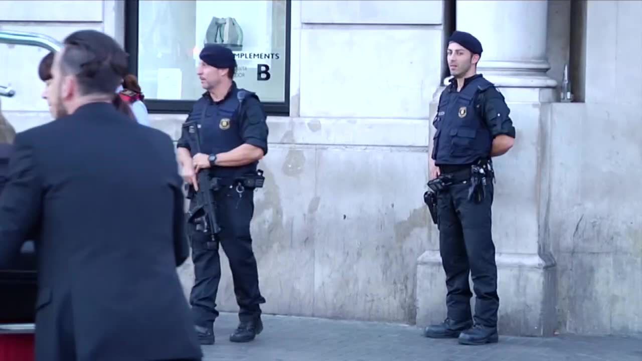 Las Ramblas ponownie otwarta. Ulicy pilnują uzbrojeni policjanci