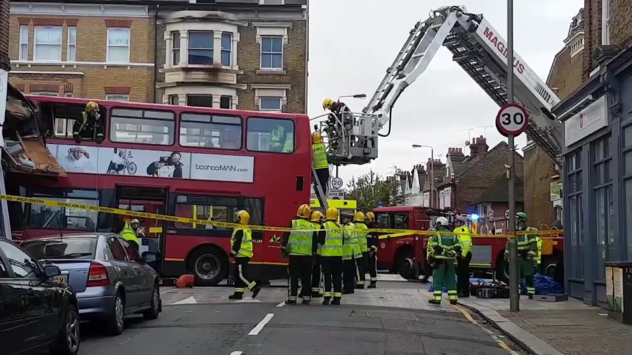 Piętrowy autobus uderzył w budynek sklepu na jednej z londyńskich ulic. Kierowca trafił do szpitala