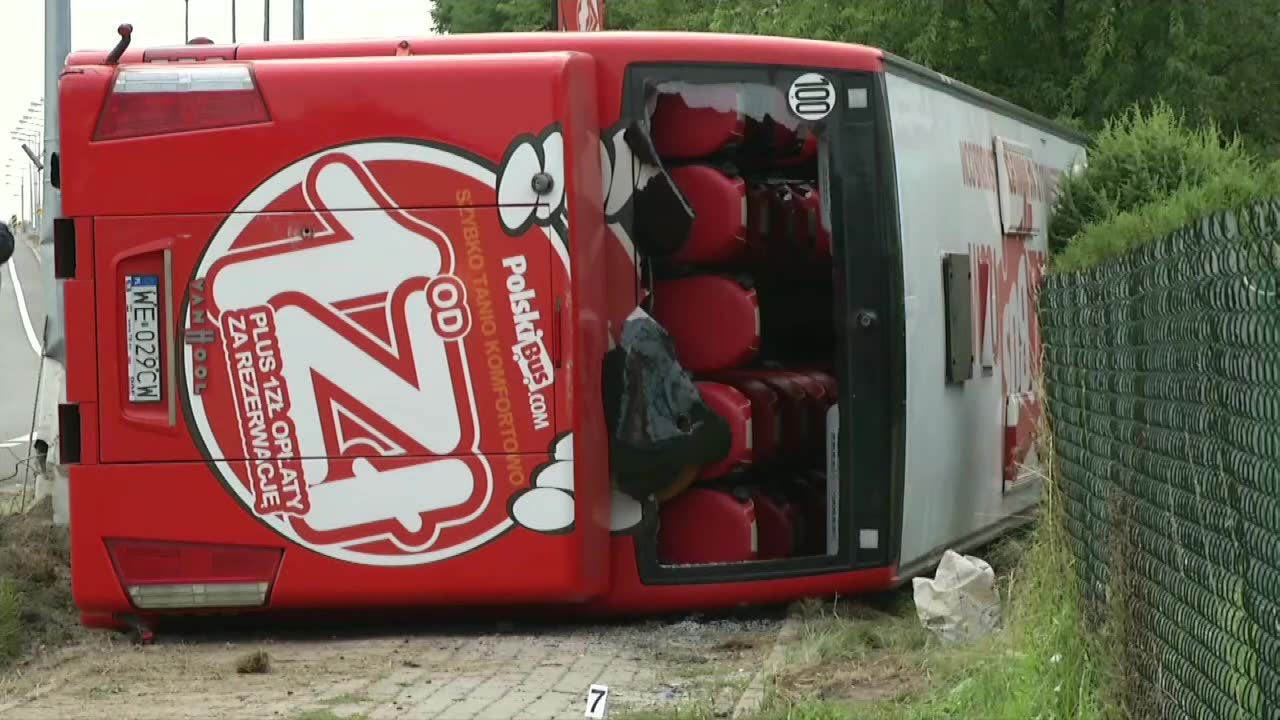 Autobus relacji Warszawa-Rzeszów przewrócił się na bok, 38 rannych osób, 7 ciężko