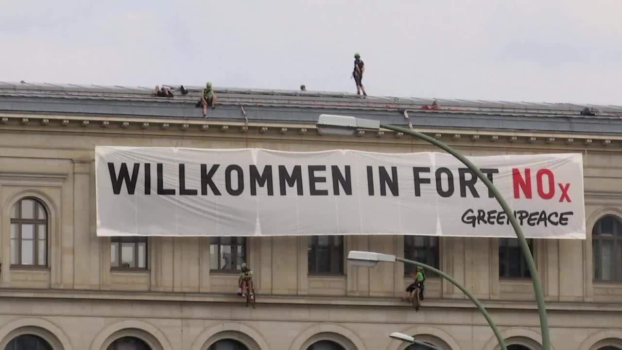 Protest Greenpeace przed ministerstwem transportu w Berlinie