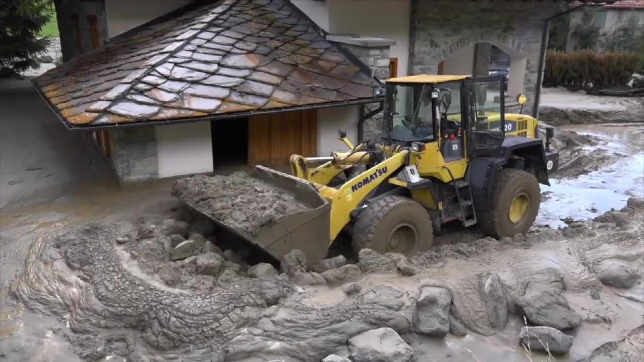 Sprzątanie po wielkiej lawinie błotnej we włoskich Alpach. Ewakuowano ponad 150 osób