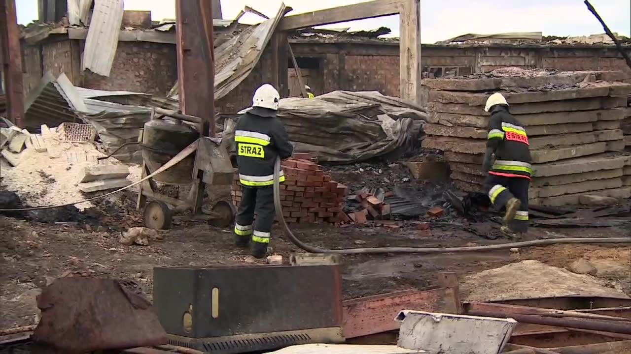 100 strażaków i samoloty w walce z pożarem tartaku. Właściciel szacuje straty na dwa miliony złotych