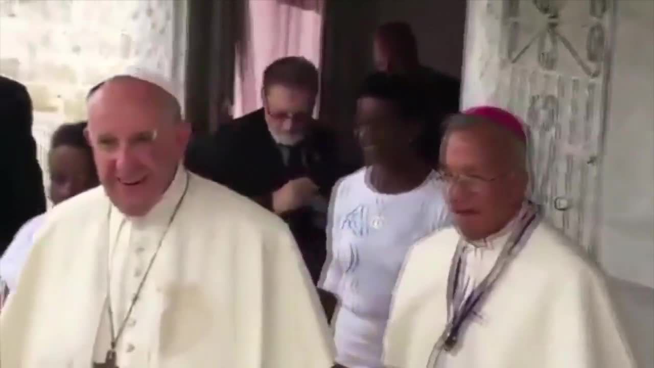 Papież Franciszek z siniakami i raną na twarzy