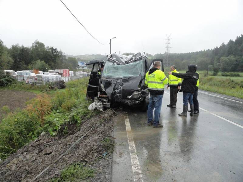 Tragiczny powrót z wesela. Jedna osoba nie żyje, kilka osób rannych, dwie w stanie ciężkim