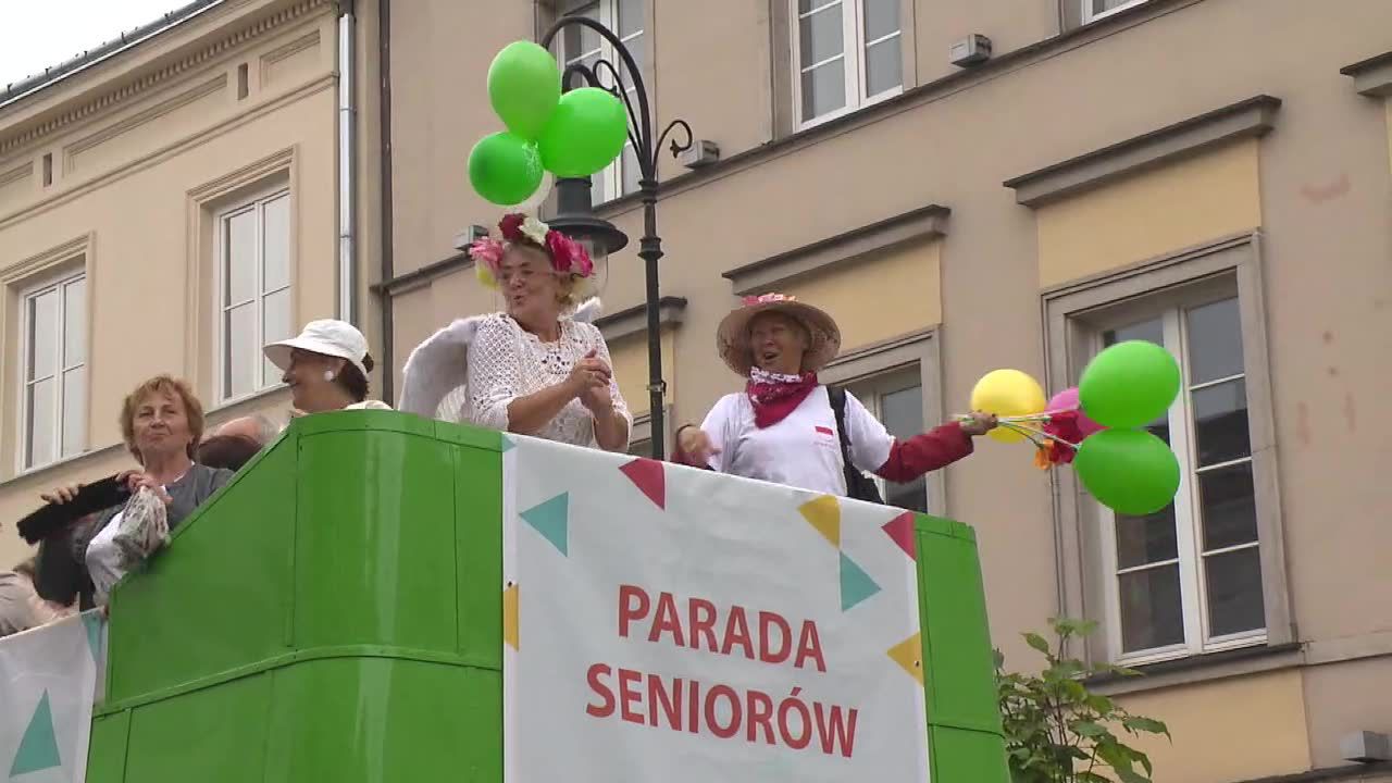 “Siła wieku, człowieku!”. Kolorowa parada seniorów przeszła ulicami Warszawy