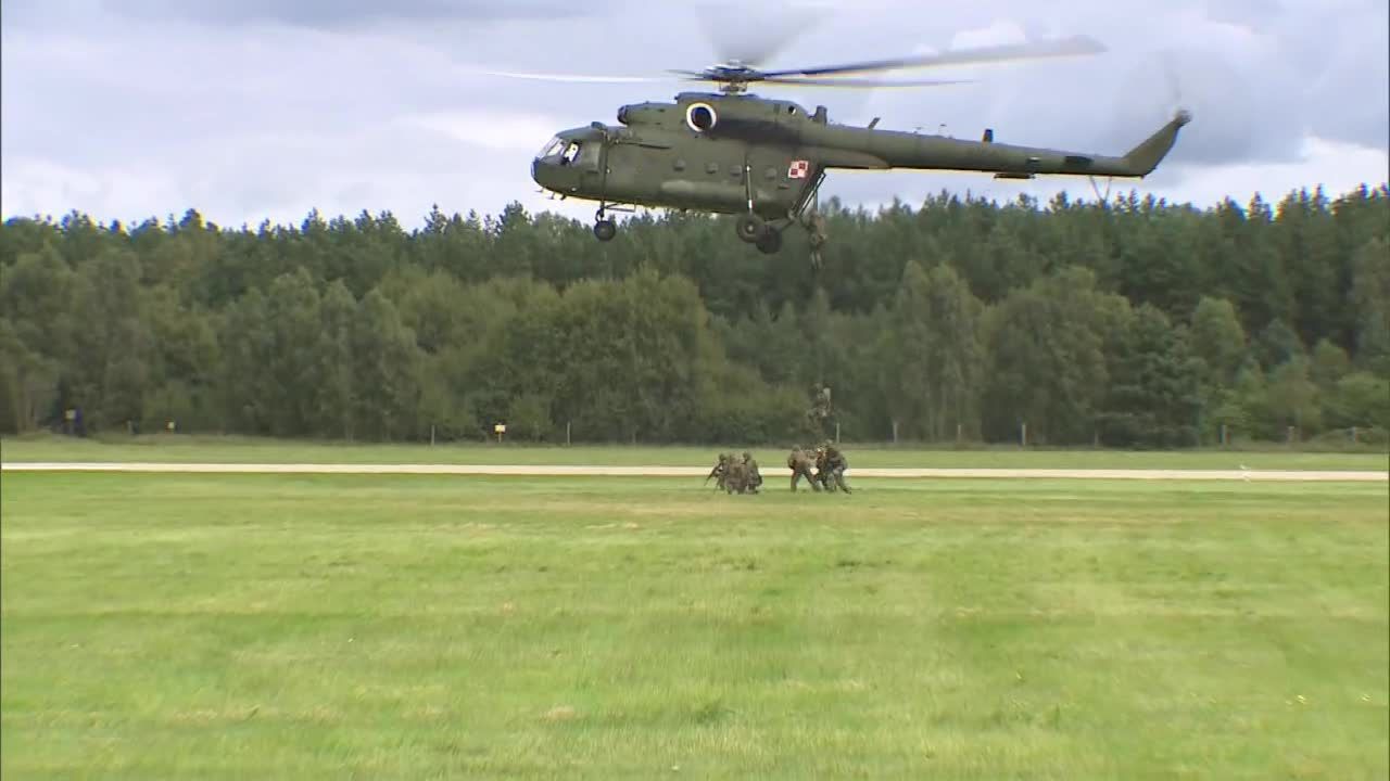 Pokazy awiacji i militariów na lotnisku w Mirosławcu